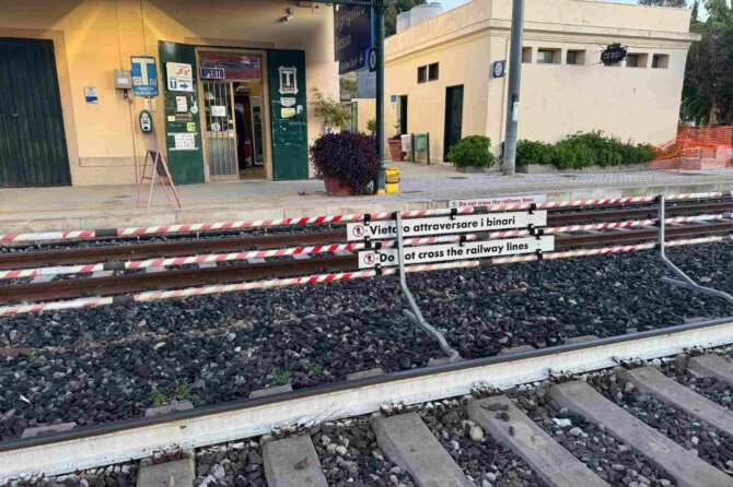 La stazione di Agrigento e lo spunto per Salvini: i tubi innocenti per bloccare i sabotatori