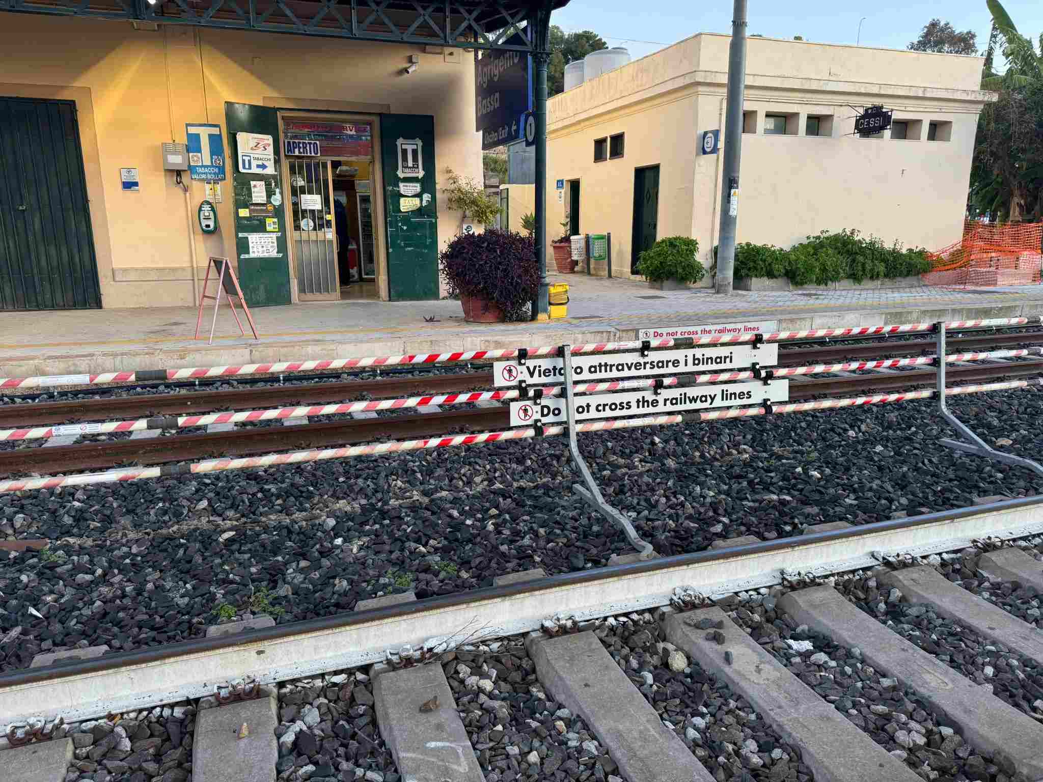 La stazione di Agrigento e lo spunto per Salvini: i tubi innocenti per bloccare i sabotatori