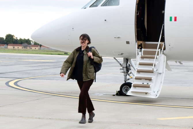 Cecilia Sala libera, la giornalista arrestata in Iran il 19 dicembre è rientrata in Italia: “Ciao, sono tornata”