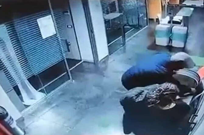 Bambina rapita nella clinica a Cosenza, neonata ritrovata e coppia fermata: si erano finti parenti e infermieri