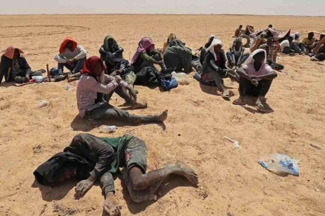 Contro le stragi di migranti nel Mediterraneo bisogna andare a prendere i deportati nel deserto