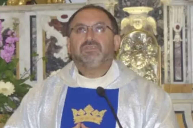 La storia di Don Antonio Scala, il prete che ha abbandonato la tonaca per amore