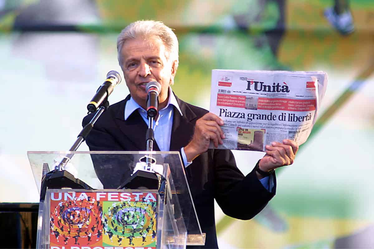 Furio Colombo con una copia dell'Unità