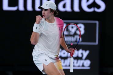 Chi è Joao Fonseca, nuovo fenomeno del tennis che sfida Sinner e Alcaraz: età, ranking, l’esordio agli Australian Open