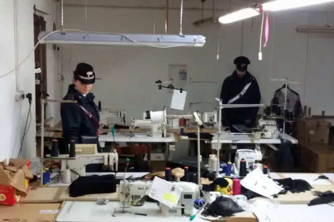 Brescia, polizia trova una “ragazza fantasma” di 17 anni: mai andata a scuola, scoperta in un calzificio abusivo