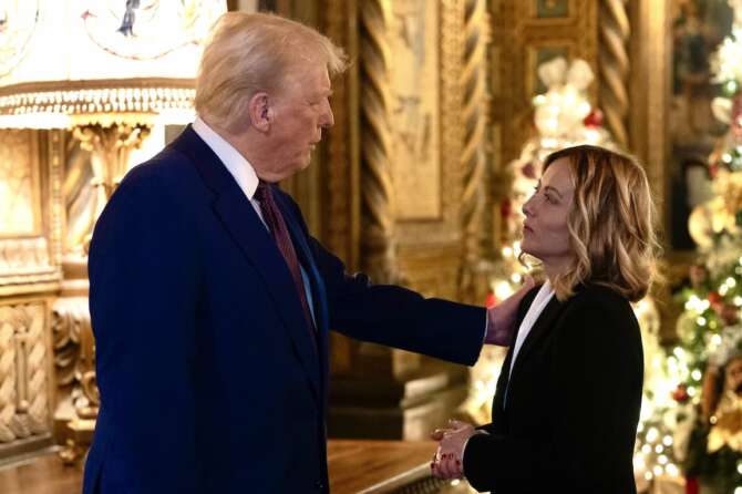 Trump è una minaccia per il mondo, Meloni si sottomette al nuovo re: così l’Italia diventa colonia americana