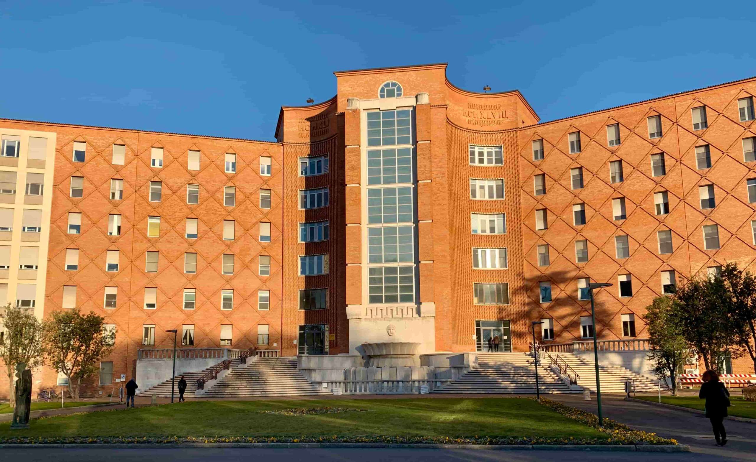 Bimba di tre anni maneggia una pistola e parte un colpo: la piccola è grave in terapia intensiva