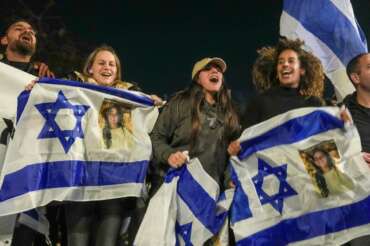 Gaza, Hamas rilascerà quattro soldatesse israeliane: comunicati i loro nomi, in cambio 180 detenuti palestinesi