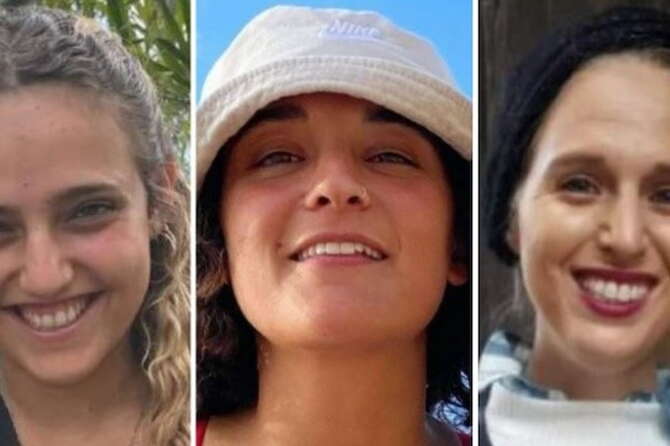 Chi sono le tre donne ostaggio di Hamas che tornano libere: Romi, Emily e Doron lasciano Gaza dopo 15 mesi