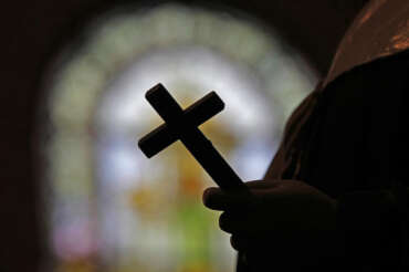 Prete condannato per abusi, dalla Diocesi di Bolzano l’incarico in una pastorale a contatto con bambini: esplode il caso