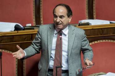 Domenico Scilipoti, la nuova vita dell’ex dipietrista che salvò Berlusconi: “In Africa seguo le guarigioni del santone Owuor”