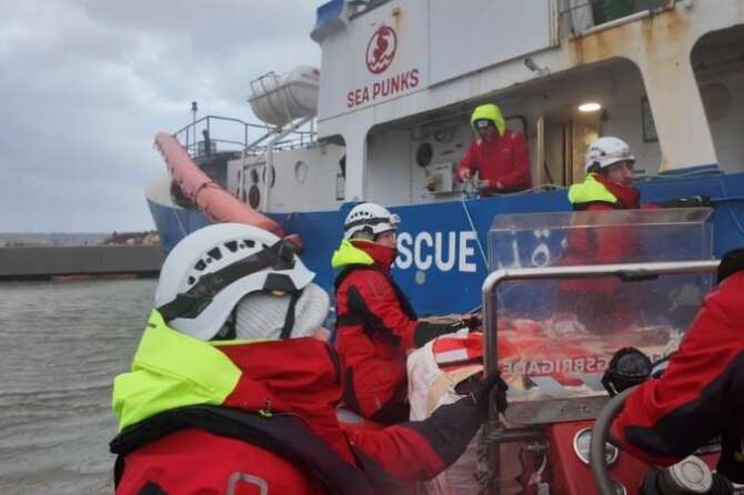 Naufragio nel Mediterraneo, barchino affonda al largo di Malta: mamma perde tre figli, uno morto tra le mani del medico