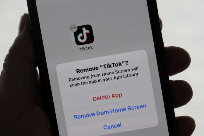 TikTok ban, il social oscurato negli Stati Uniti: nel messaggio agli utenti “per fortuna arriva Trump”