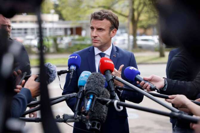 FOTO DI REPERTORIO Current French President and centrist presidential candidate for reelection Emmanuel Macron speaks to the medias during a visit to Alister, a training center for functional rehabilitation, in Mulhouse eastern France, Tuesday, April 12, 2022. Macron, with strong pro-European views, and far-right candidate Marine Le Pen, an anti-immigration nationalist, are facing each other in the presidential runoff on April 24. (AP Photo/Jean-Francois Badias)