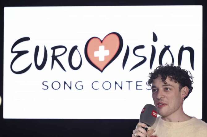 Swiss Singer Nemo, winner of the 68th edition of the Eurovision Song Contest, ESC, speaks at Zurich airport in Kloten, Switzerland, Sunday, May 12, 2023. (Walter Bieri /Keystone via AP) Associated Press/LaPresse