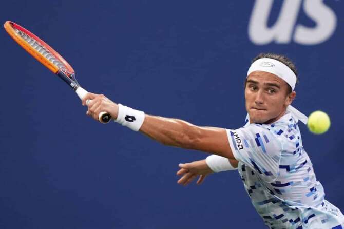 Mattia Bellucci, of Italy, returns a shot during a match against Stan Wawrinka, of Switzerland, in the first round of the U.S. Open tennis championships, Tuesday, Aug. 27, 2024, in New York. (AP Photo/Frank Franklin II) Associated Press / LaPresse Only italy and Spain