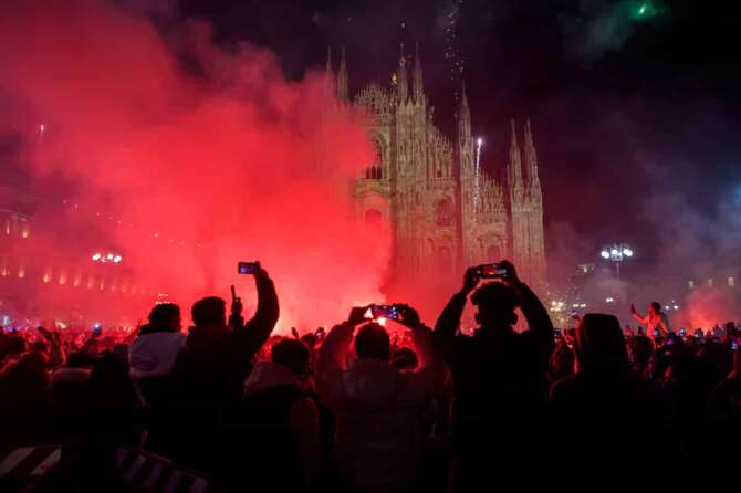 Capodanno in Piazza Duomo – controlli delle forze di polizia per le nuove zone rosse – Milano, Martedì 1 Gennaio 2025 (Foto Claudio Furlan/Lapresse) New Year’s Eve in Piazza Duomo – police force checks for new red zones – Milan, Tuesday, Jan. 1, 2025 (Photo Claudio Furlan/Lapresse)