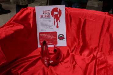Bologna,In occasione della Giornata internazionale per l’eliminazione della violenza contro le donne, deposizione di una corona alla lapide in memoria delle Vittime di femminicidio. Partecipa il sindaco M.Lepore 25 Novembre 2024 ( Photo Guido Calamosca / LaPresse ) On occasion of the International Day for the Elimination of Violence against women, placing a wreath on the memorial stone of victims of feminicide. Mayor M.Lepore participates News – Bologna, Italy – 25, NOV 2024 ( Photo Guido Calamosca / LaPresse )