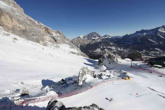 FOTO DI REPERTORIO A skier is framed by the Dolomites landscape as she speeds down the course during an alpine ski, women’s World Cup downhill training, in Cortina d’Ampezzo, Italy, Friday, Jan. 17, 2025 (AP Photo/Alessandro Trovati)