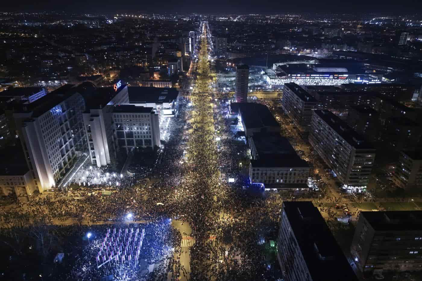 An aerial view of people blocking the Bridge of Freedom during a protest over the collapse of a concrete canopy that killed 15 people more than two months ago, in Novi Sad, Serbia, Saturday, Feb. 1, 2025. (AP Photo/Armin Durgut) Associated Press/LaPresse