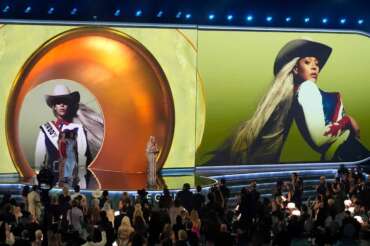 Beyonce accepts the award for best country album for “COWBOY CARTER” during the 67th annual Grammy Awards on Sunday, Feb. 2, 2025, in Los Angeles. Taylor Swift looks on from left. (AP Photo/Chris Pizzello) Associated Press / LaPresse Only italy and Spain