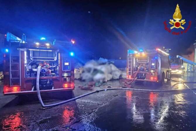 FOTO DI REPERTORIO Foto Ufficio Stampa Vigili del Fuoco /LaPresse 14 febbraio 2025 Pesaro, Italia Cronaca Incendio nella notte a Pesaro in un deposito di rifiuti elettronici DISTRIBUTION FREE OF CHARGE – NOT FOR SALE