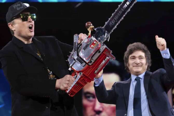 Elon Musk holds up a chainsaw he received from Argentina’s President Javier Milei, right, as they arrive to speak at the Conservative Political Action Conference, CPAC, at the Gaylord National Resort & Convention Center, Thursday, Feb. 20, 2025, in Oxon Hill, Md. (AP Photo/Jose Luis Magana) Associated Press/LaPresse