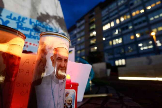 Papa Francesco ricoverato al Policlinico Gemelli per una patologia respiratoria , attesa del bollettino serale della santa sede Roma —Italia — Giovedì 27 Febbraio 2025 – Cronaca – (foto di Cecilia Fabiano/LaPresse) Pope Francis hospitalized at the Gemelli Polyclinic for a respiratory illness, awaiting the evening bulletin from the Holy See , the statue of Pope Joan Paulus ll Rome, Italy Thursday , February 27, 2025 – News – (photo by Cecilia Fabiano/LaPresse)