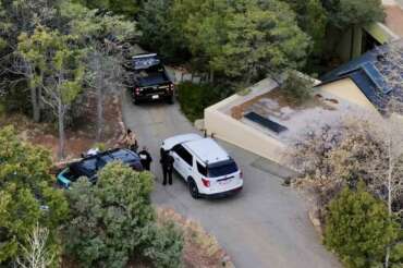 Law enforcement officials talk outside the home of actor Gene Hackman on Thursday, Feb. 27, 2025 in Santa Fe, New Mexico. Hackman, his wife Betsy Arakawa and their wife were found dead in the home a day earlier. (AP Photo/Roberto Rosales) Associated Press/LaPresse