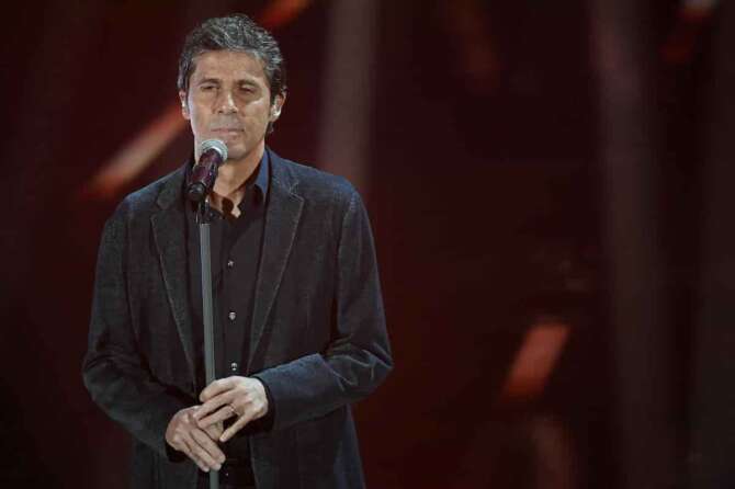 Foto Guberti/Rasero/LaPresse 08 Febbraio 2018 Sanremo, Italia spettacolo Festival di Sanremo 2018, terza serata. Nella foto: Luca Barbarossa (Passame er sale) Photo Guberti/Rasero/LaPresse February 8th, 2018 Sanremo, Italy entertainment Sanremo music festival 2018, third evening. In the photo: Luca Barbarossa (Passame er sale)