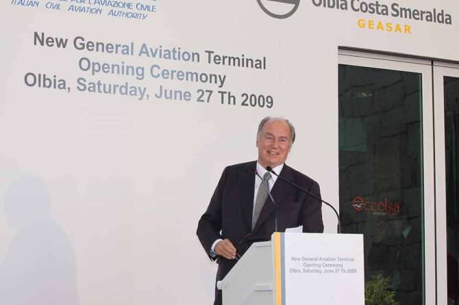 ©Pool Sardegna2009 / Lapresse 27-06-2009 Olbia, Costa Smeralda, Italia varie Inaugurato con una cerimonia solenne il nuovo terminal dei voli privati dell’aeroporto di Olbia-Costa Smeralda alla presenza del principe Aga Khan. Ma non e’ mancata la contestazione dei lavoratori della compagnia Meridiana. nella foto: l’ntervento del principe S.A. Aga Khan