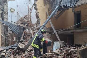 Crolla canonica di una chiesa a Savigno, due feriti nello scoppio di una bombola gpl: si cercano dispersi