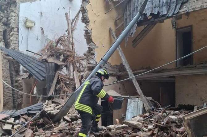 Crolla canonica di una chiesa a Savigno, due feriti nello scoppio di una bombola gpl: si cercano dispersi