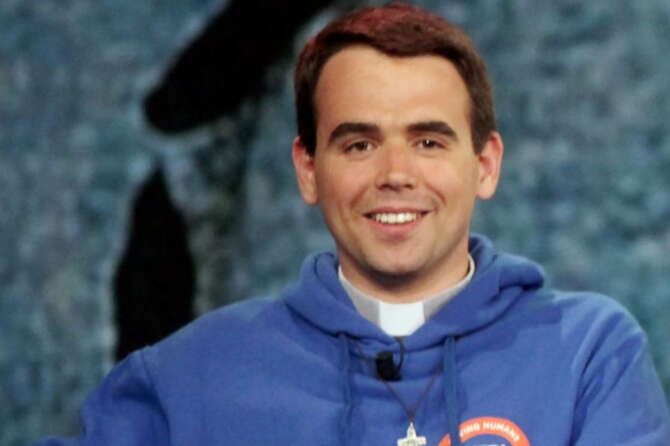 Scandalo Paragon, anche don Mattia Ferrari intercettato come Casarini: le attenzioni degli “spioni” contro l’ong Mediterranea