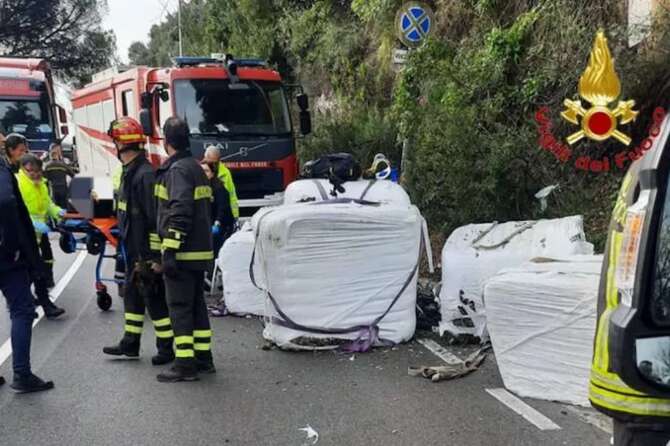 Camion perde il carico di ecoballe a Salerno e travolge un gruppo di ciclisti: un morto e un ferito grave nell’incidente