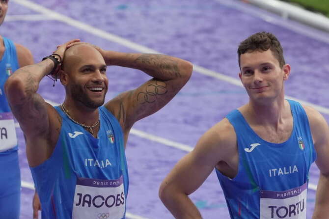 Jacobs-Tortu, cosa c’è dietro l’inchiesta sullo spionaggio del campione olimpico: il doping, le chat, l’incarico a Equalize