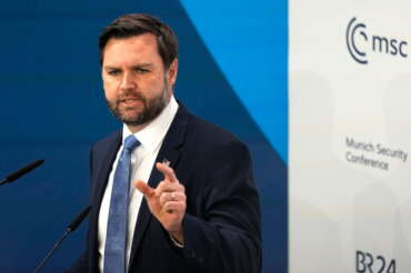 Vance attacca l’Europa, l’affondo del vice di Trump: “Censura minaccia più grave di Putin, sì all’AfD in Germania”