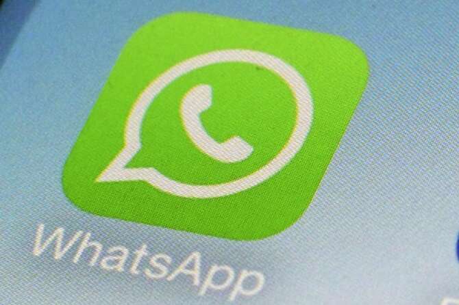WhatsApp, cos’è la terza spunta blu anti-screenshot: cosa sappiamo e come funzionerebbe