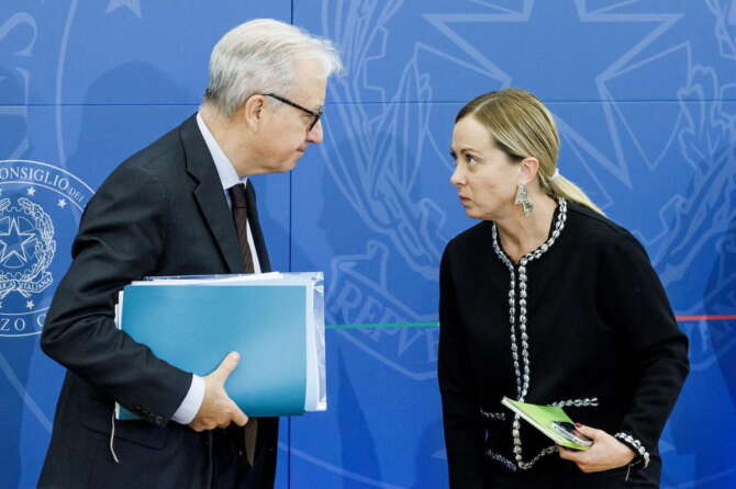 Caso Paragon, sullo spyware retromarcia del governo: l’intelligence sospende l’uso di Graphite