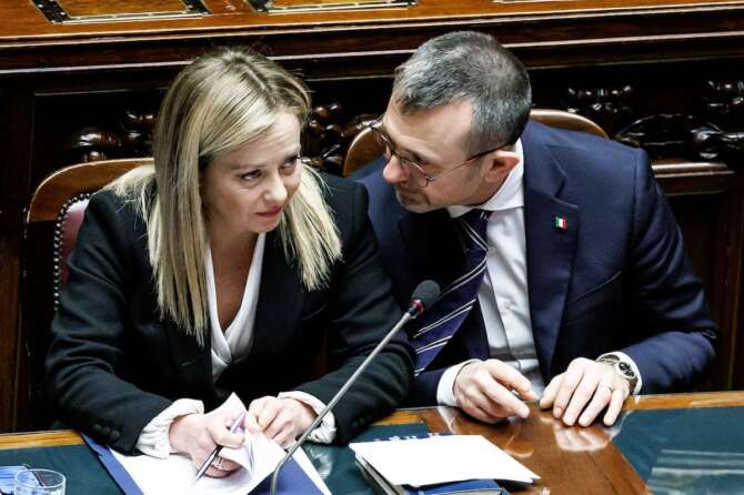 Delmastro condannato, Meloni garantista a “targhe alterne” dichiara guerra ai magistrati: lo “sconcerto” e il “complotto”