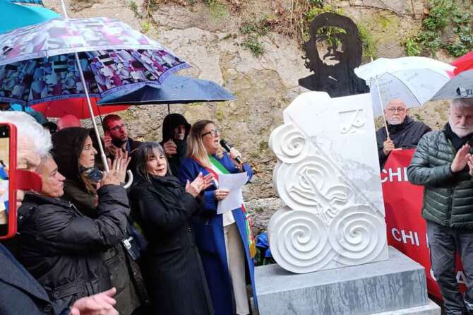 Che Guevara e il monumento di Carrara: l’irregolare amore dell’anarchia