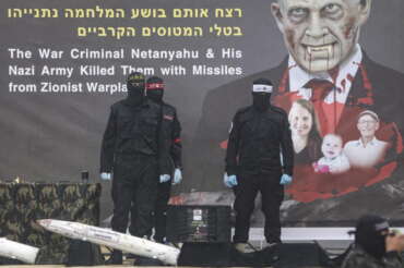 Gaza, Hamas consegna a Israele le bare con i corpi di 4 ostaggi uccisi: c’è la famiglia Bibas e il giornalista Lifshitz