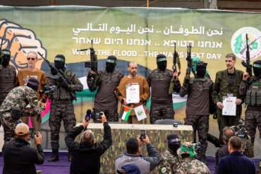 Gaza, tregua in bilico: Hamas sospende il rilascio degli ostaggi per le “violazioni” degli accordi di Israele
