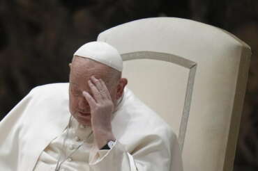 Come sta Papa Francesco, il pontefice ha una infezione polimicrobica: “Terapia modificata, ricovero più lungo”