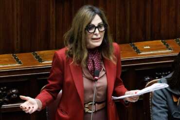 Sfiducia a Santanchè, la ministra parla di “ergastolo mediatico” ma apre alle dimissioni: “Non voglio essere un problema”