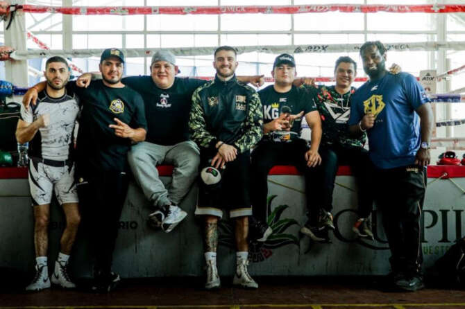 Foto nella palestra Gimnasio Municipal de Jiquipilco, Vincenzo La Femina è il primo da sinistra, Ivan Zucco al centro, quarto da sinistra