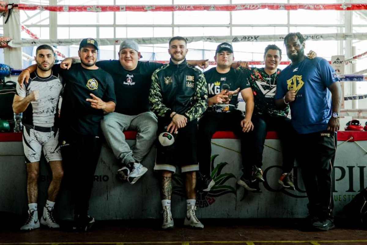Foto nella palestra Gimnasio Municipal de Jiquipilco, Vincenzo La Femina è il primo da sinistra, Ivan Zucco al centro, quarto da sinistra