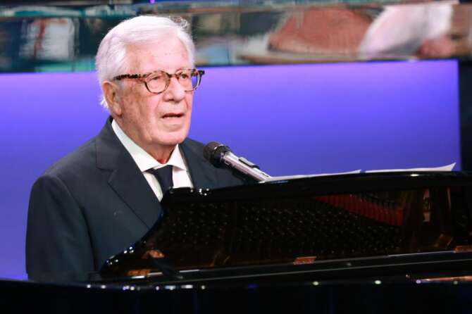 Foto Stefano Colarieti/LaPresse 17 febbraio 2021 Studi Rai Via Teulada Spettacolo La trasmissione “Porta a Porta” festesteggia 25 anni nella foto: Peppino di Capri Photo Stefano Colarieti/LaPresse February 17, 2021 Studi Rai Via Teulada Entertainment “Porta a Porta” broadcast celebrates 25 years in the pic: Peppino di Capri