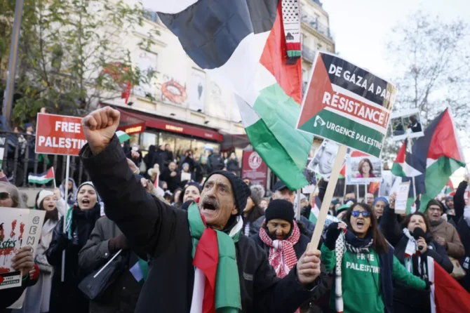 A Gaza cittadini in strada in protesta: “Via Hamas, stop alla guerra!”