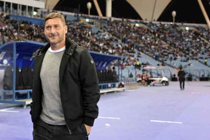 Foto Alfredo Falcone/LaPresse 18 Gennaio 2023 – Riad, Arabia Saudita – sport, calcio – EA SPORTS Supercoppa italiana 2022/2023 – FC Internazionale Vs AC Milan – Stadio King Fahd International Nella foto: Francesco Totti January 18, 2023 Riyadh, Saudi Arabia – sport, soccer – EA SPORTS Italian Supercup 2022/2023 – FC Internazionale Vs AC Milan – King Fahd International Stadium. In the pic: Francesco Totti